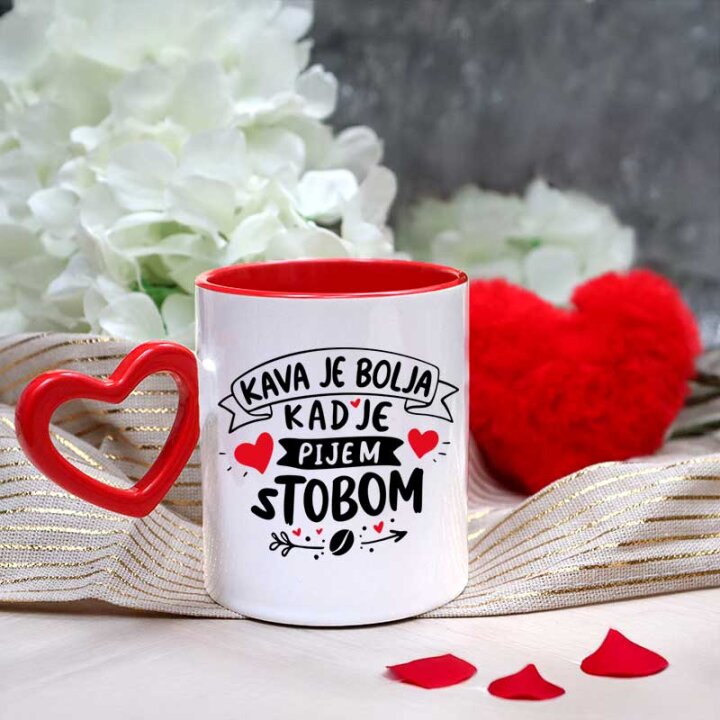 ŠALICA KERAMIČKA S TISKOM Kava je bolja...SA DRŠKOM SRCE I PRIVJESKOM SRCE 300ml