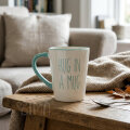 ŠALICA KERAMIČKA S NATPISOM HUG IN A MUG 400 mL