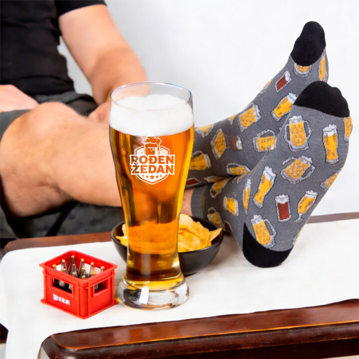 SET ČAŠA ZA PIVO S TISKOM 500ml + ČARAPA + OTVARAČ Rođen žedan U POKLON KUTIJI