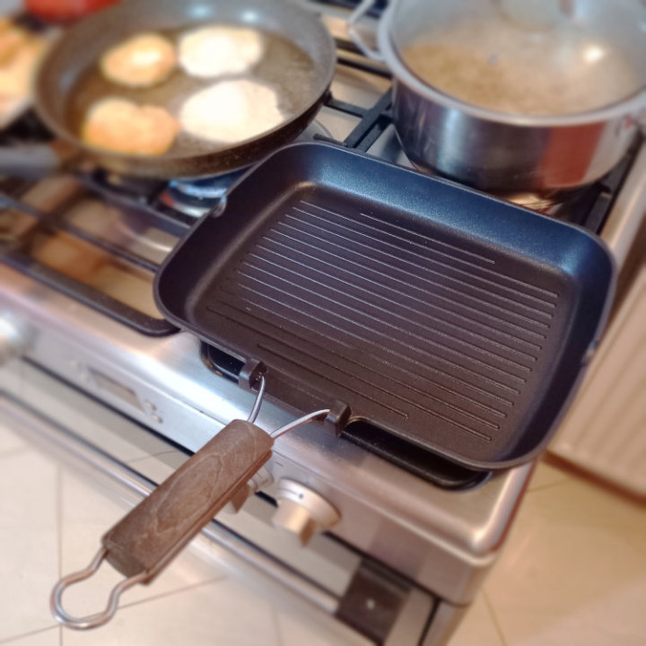 GRILL TAVA 35 X 25 CM SA SKLOPIVOM RUČKOM